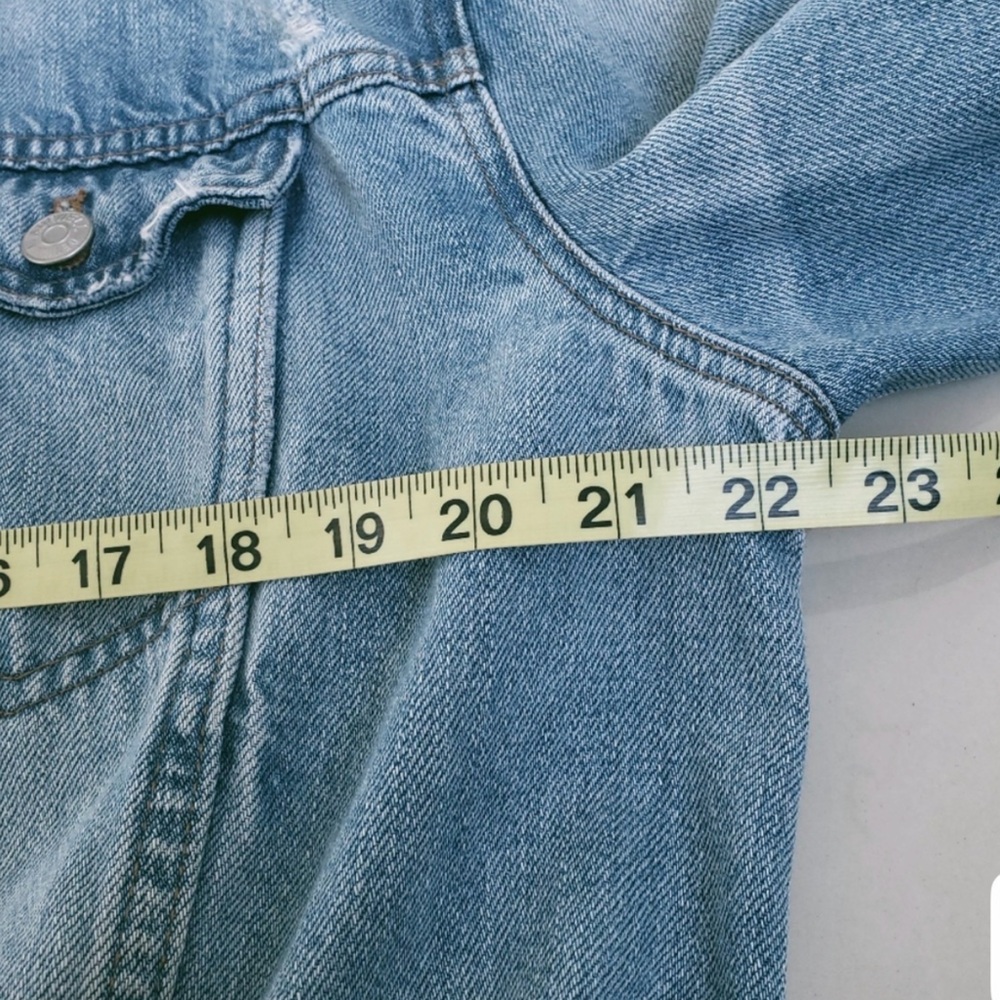 Madewell The Oversized Distressed Jean Jacket in Junction Wash - Picture 4 of 6